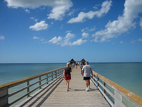  Foto Attraktion  Spaziergänger auf dem Pier